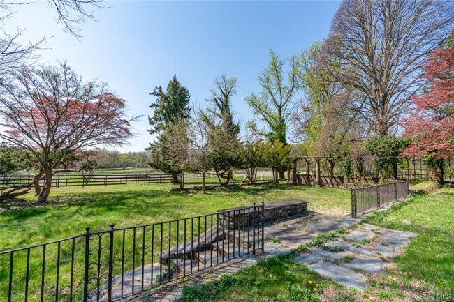 Building Photo - 203 Store Hill Rd