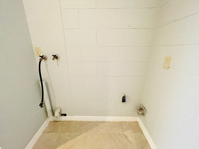 Building Photo - Charming 3 Bedroom, 2 Bathroom Home in Orlando! Only 20 Minutes from Disney World!! Ready For mov...