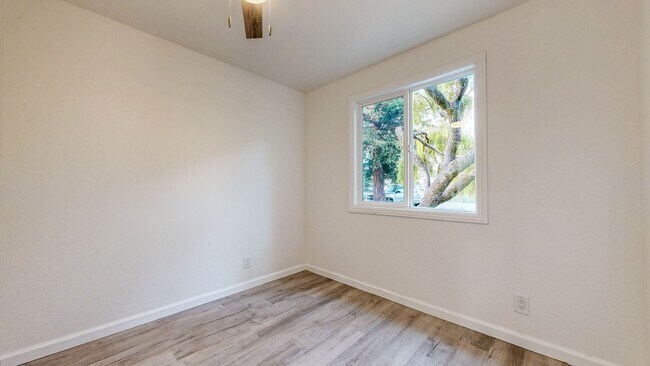 Building Photo - Bright & Clean Single Level FIVE bedroom i...
