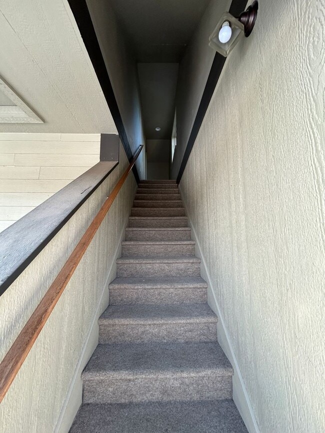 Building Photo - NE Bend Upstairs Apartment - PENDING APPLICATION