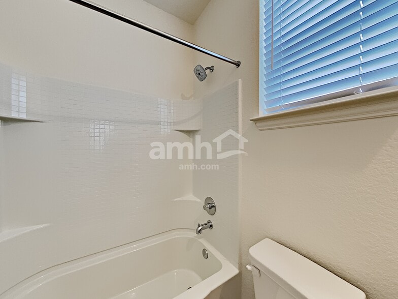 Building Photo - 2717 Lillybrook Ln