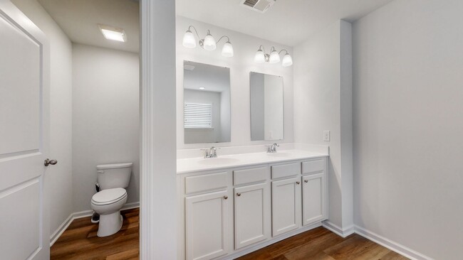 Building Photo - 5 Bedrooms, 3 Bathrooms in Richmond Hill P...