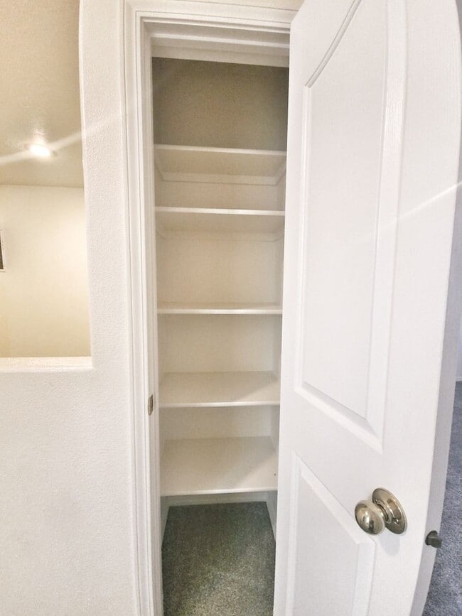 Building Photo - Beautiful 3 bed 1.5 bath Townhome with gar...