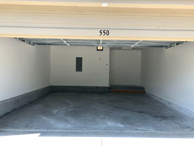 Building Photo - Newer 2 Bed 2 Car Attached Villa in Blue S...