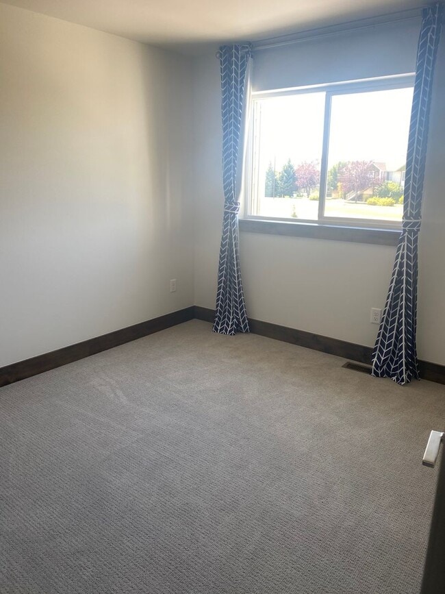 Building Photo - 3 Bed 2 1/2 Bath Condo in Bozeman