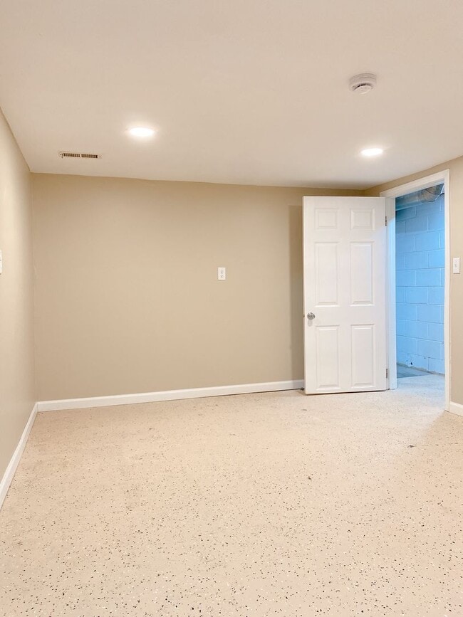 Building Photo - Beautifully updated 5 bed 2 bath house $2200