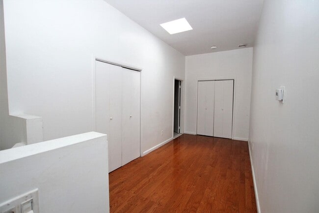 Building Photo - Spacious bi-level one bedroom in Nolibs