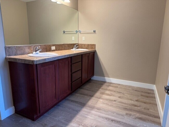 Building Photo - Large Home SW Bend