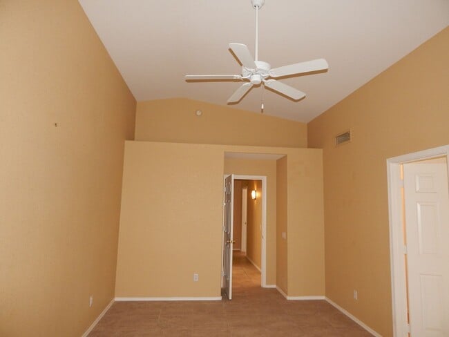 Building Photo - 3 Bedrooms 2 Bathrooms close to Sabino Canyon