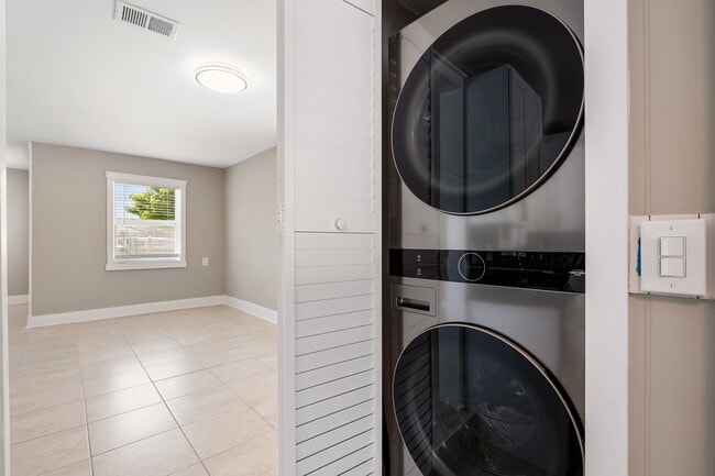 Building Photo - 231 E Madeira Ave