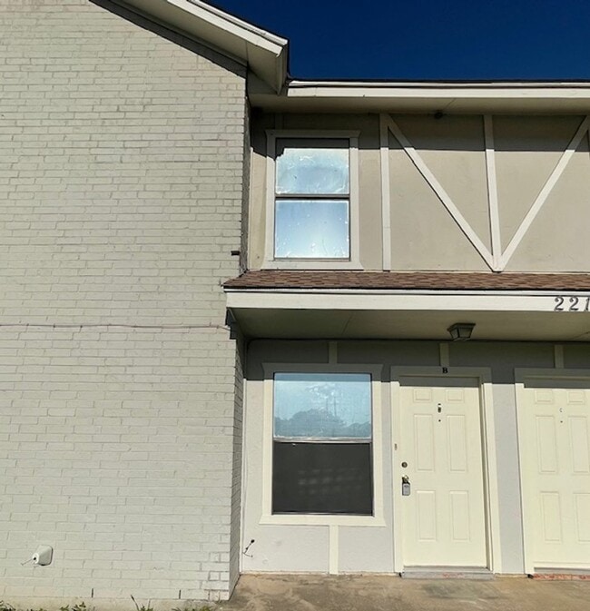 Primary Photo - 221 Meadow Ct