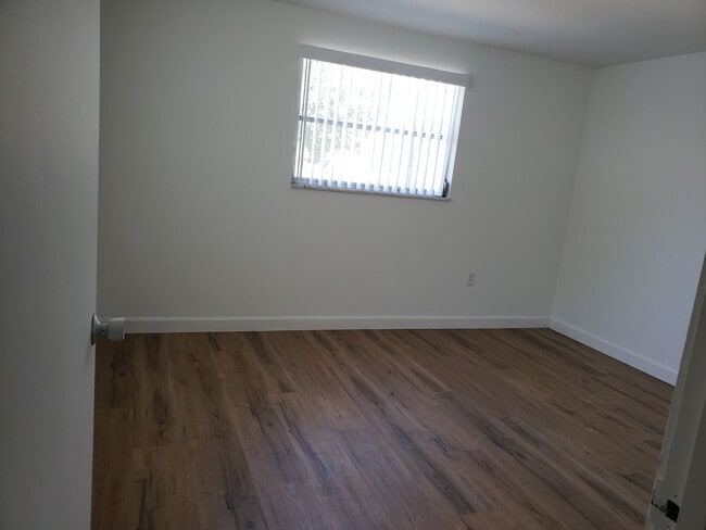 Building Photo - Centrally Located Sarasota 2-bedroom Home ...