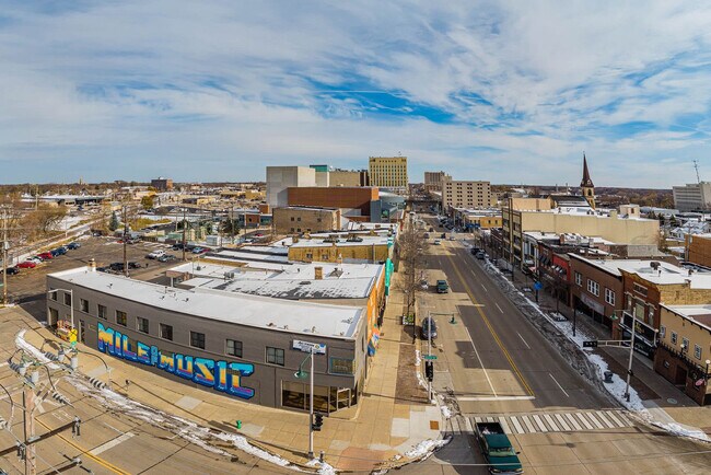 Building Photo - 532 W College Ave