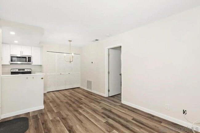 Building Photo - 767 Eastshore Terrace