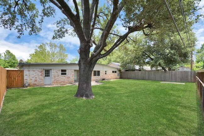 Building Photo - 10951 Shadow Wood Dr