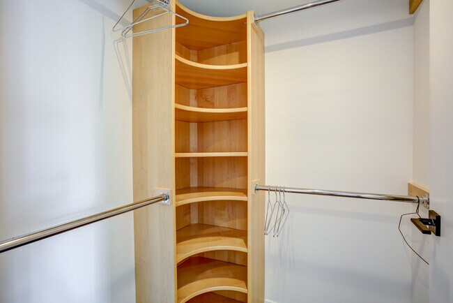 WALK IN CLOSET - 425 W Beech St