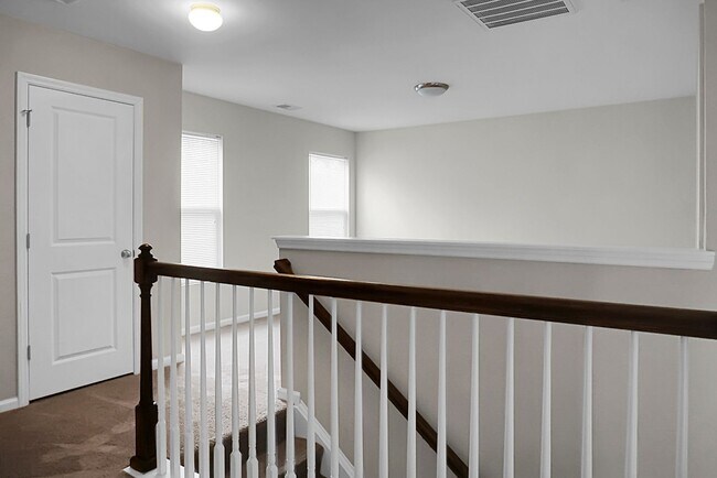 Building Photo - 3 bedrooms, 2.5 bathrooms  2-car garage in...