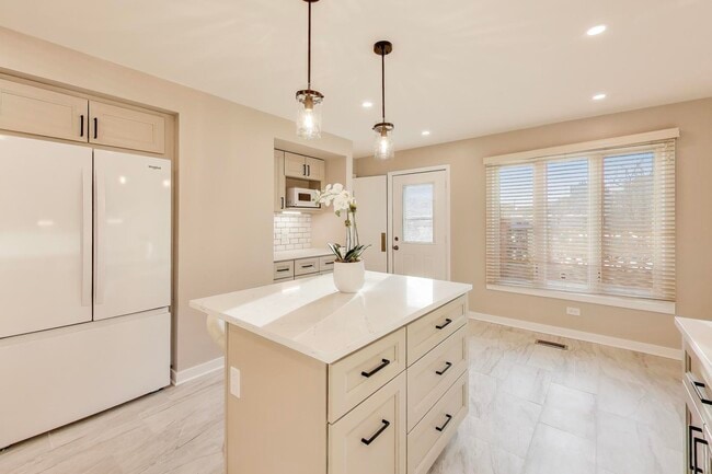 Building Photo - 475 Laurel Ave