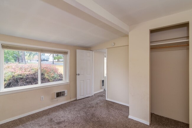 Building Photo - Charming 3 Bedroom 2 Bath House Near EWU!!