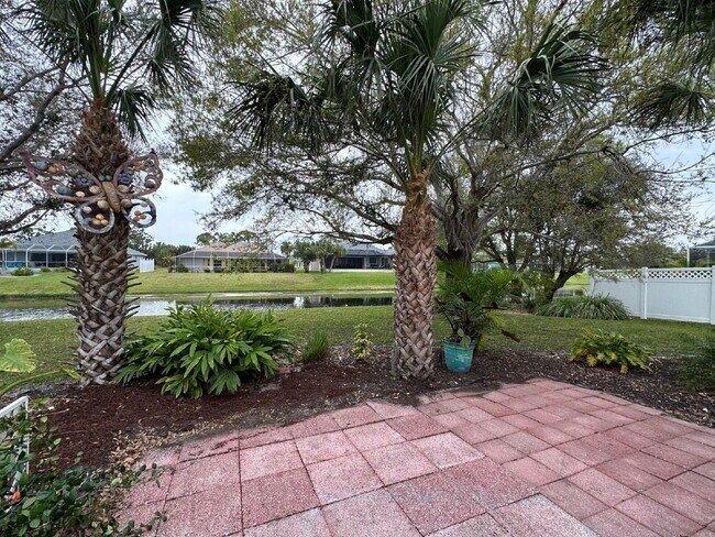 Building Photo - You'll love this charming 3/2/2 home in th...