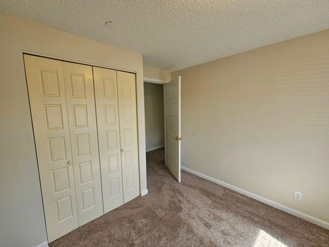 Building Photo - 3Bd/2Ba Single Story Home-Available to View!