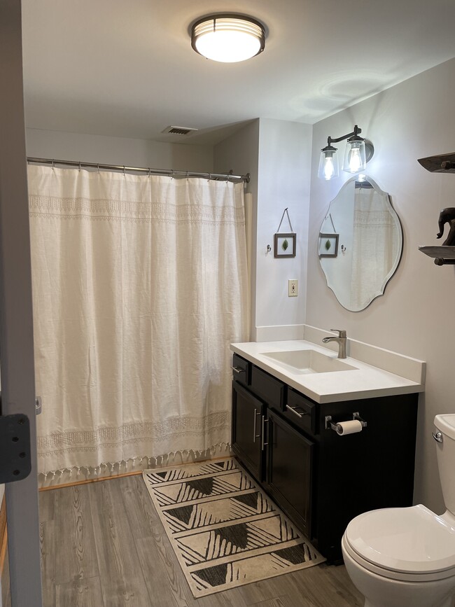 Building Photo - 940 Monroe Ave NW