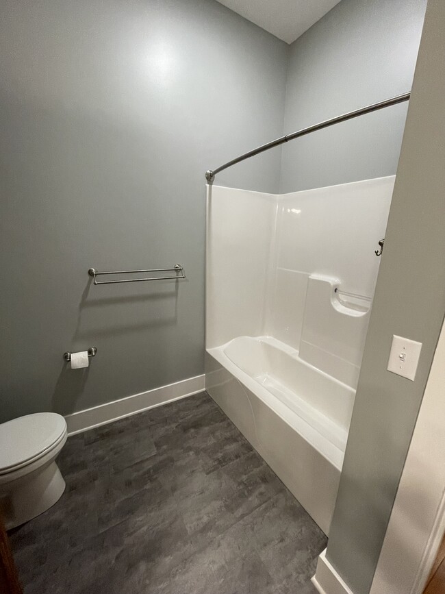 Bathroom tub/shower. - 204 E Broadway Ave