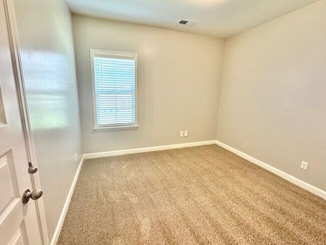 Building Photo - Now Leasing a 4-Bedroom 3 Bath Home In Som...