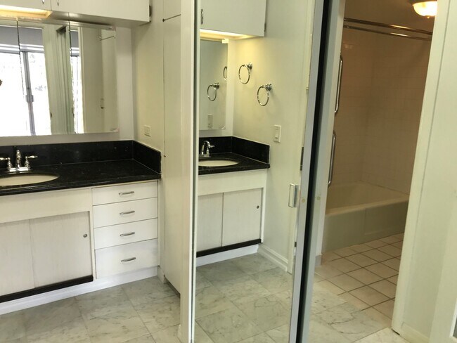 Building Photo - Lunalilo Towers, large p/f  studio condo