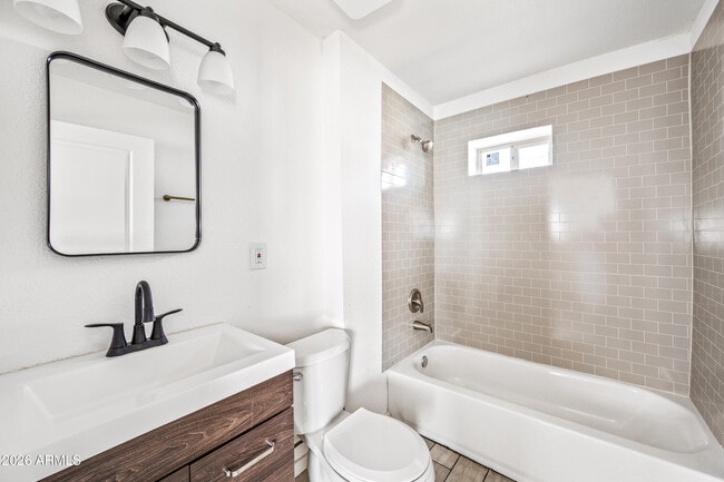 Building Photo - 330 N 15th St