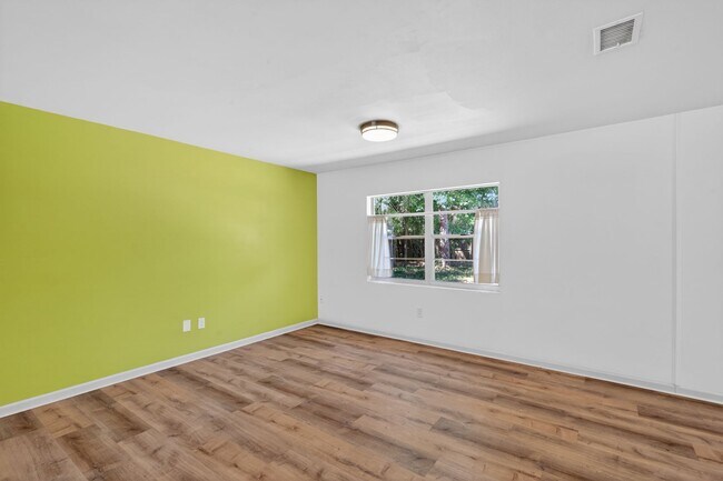 Building Photo - 1302 NE 14th Ter