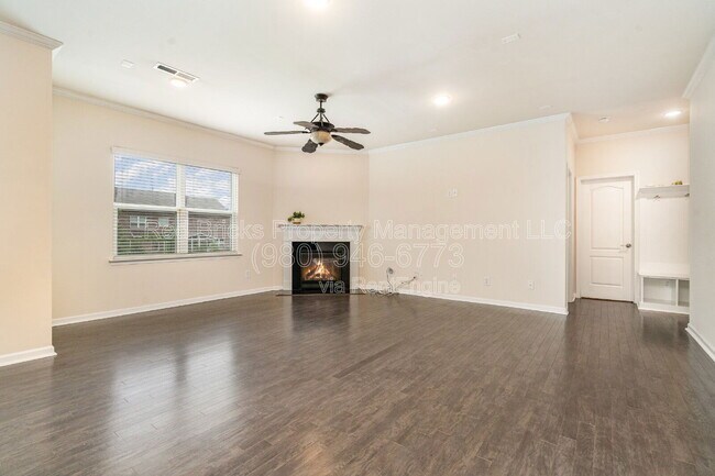 Building Photo - 493 Twelve Oaks Ln