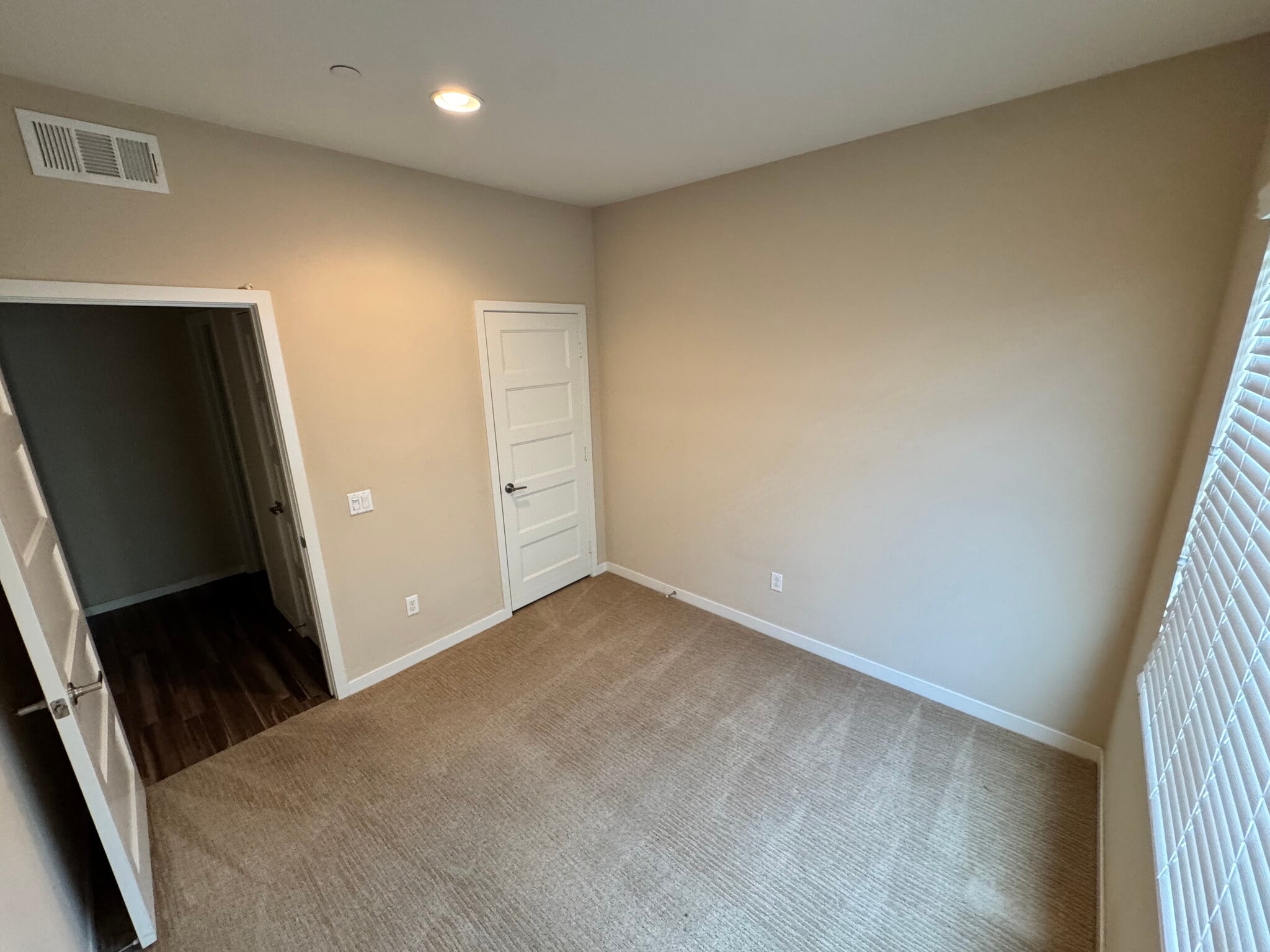Building Photo - 1506 W Artesia Sq