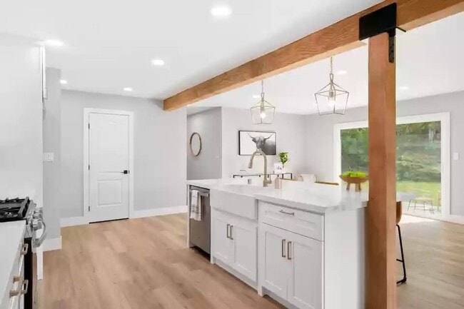 Building Photo - Amazing single level home in Lake of the P...