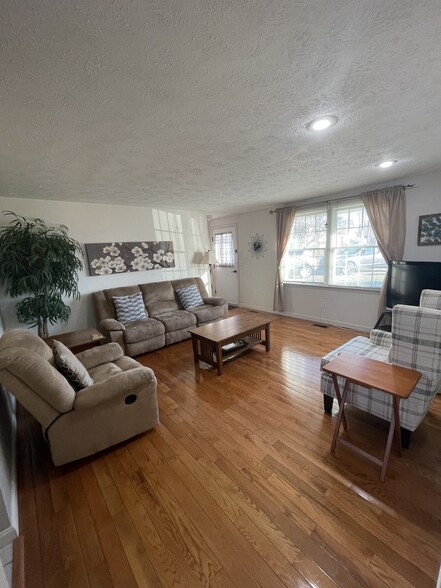 Building Photo - 236 Cresthaven Ln