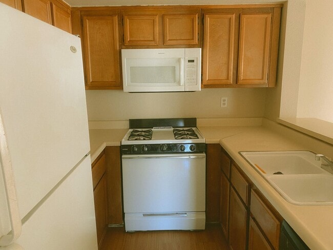 Building Photo - 1 Bedroom Condo For Rent