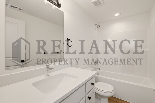 Building Photo - 5240 N Pinecrest Ct