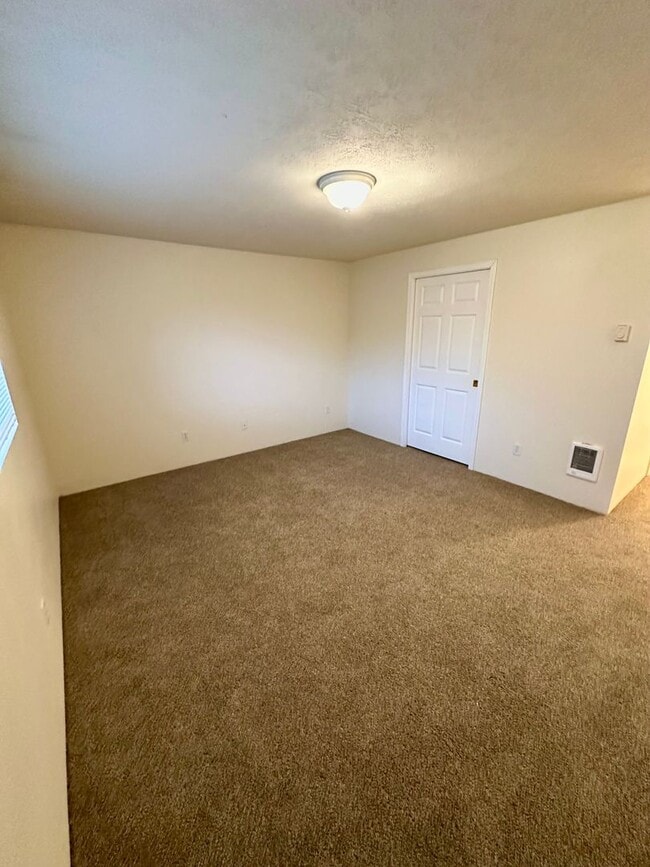 Building Photo - *** $1,500 OFF 1st Month *** Charming Duplex in Redmond, OR! 611 NE Larch!