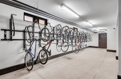 Building Photo - "Charming Studio Retreat with Hardwood Floors in the Heart of Minneapolis!"