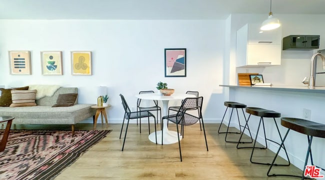 Building Photo - 532 N Rossmore Ave