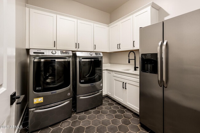 Building Photo - 6615 E Libby St