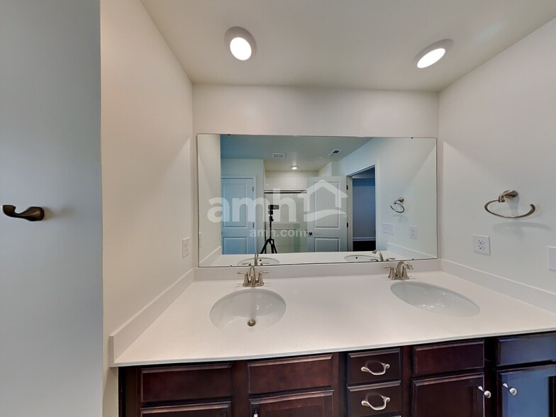 Building Photo - 553 Rivermist Dr