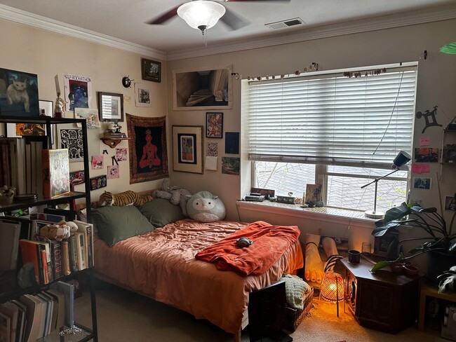 Building Photo - Spacious 3 Bed, 2 Bath Steps to Taylor Street