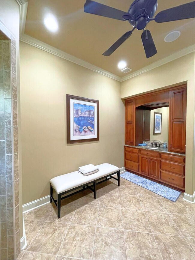 Building Photo - Luxury 3BR/3.5BA + Office in Winding River...