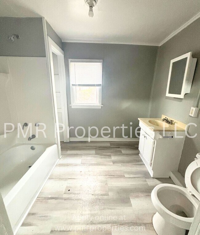 Building Photo - 516 S 16th St