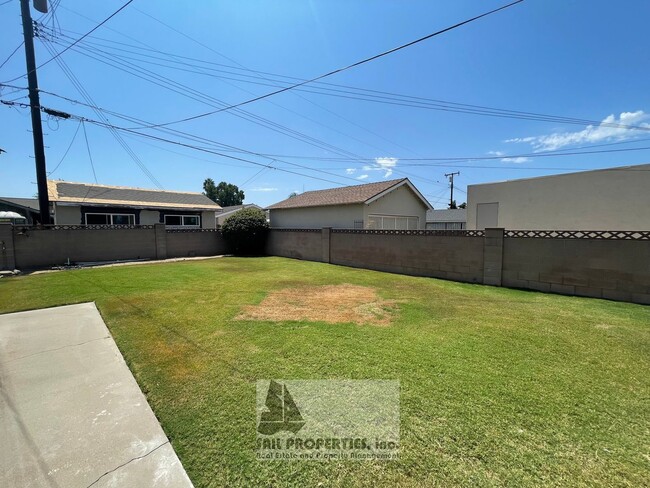 Building Photo - 1440 E Rose Ave