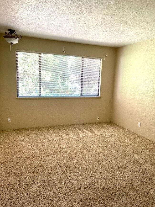 Building Photo - Large Unit! 2-Car Garage Parking! Don't Miss This One!