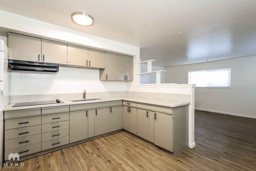 Building Photo - 230 Burns St