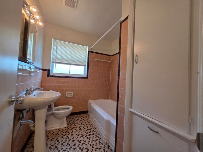 Building Photo - Bull St