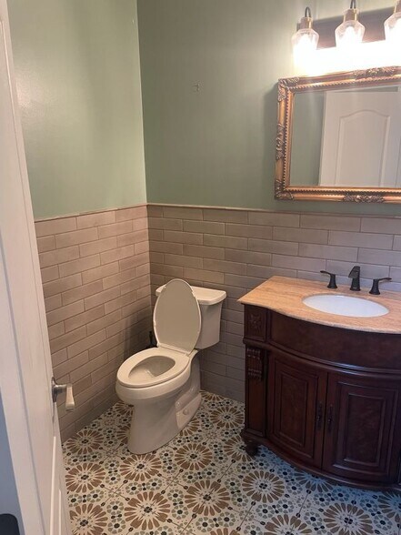 Building Photo - 2432 Temple View Dr
